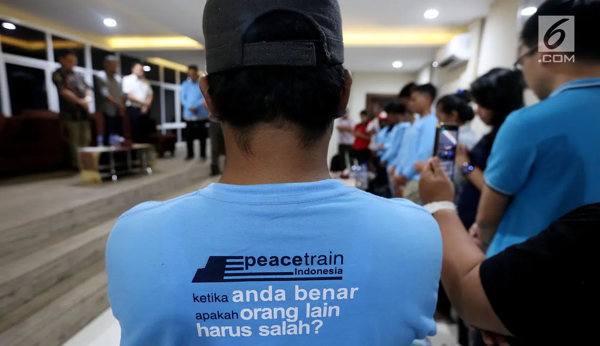 Sejumlah peserta Peace Train mengikuti pelepasan yang dihadiri oleh Wakil Ketua Komisi IV DPR Michael Wattimena di Stasiun Gambir, Jakarta, jumat (3/9). Peace Train adalah kegiatan yg di ikuti 25 anak muda dari berbagai kota. (Liputan6.com/JohanTallo)