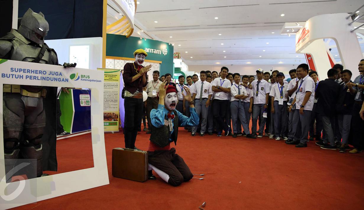 Pengunjung melihat aksi pantomim di gerai BPJS ketenagakerjaan pada acara IBD Expo 2016 di JCC, Jakarta, Sabtu (10/9). Kegiatan ini untuk mengkampanyekan pentingnya jaminan sosial bagi tenaga kerja. (Liputan6/JohanTallo)