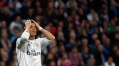 Penyerang Real Madrid, Cristiano Ronaldo Terlihat sedih usai timnya bermain imbang melawan Villareal pada laga Liga Spanyol di Santiago Bernabeu, Spanyol, (1/3/2015). Real Madrid bermain imbang dengan Villareal (1-1).  (Reuters/Susana Vera)