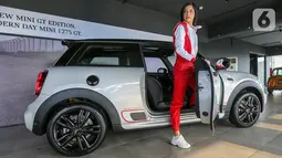 Model berpose pada peluncuran MINI GT Edition di Plaza Mini Gading Serpong, Tangerang, Kamis (18/6/2020). MINI GT Edition yang tersedia mulai 22 Juni via online ditujukan untuk mereka yang ingin tampil beda dengan kombinasikan nuansa sporty dan eksklusivitas. (Liputan6.com/Fery Pradolo)