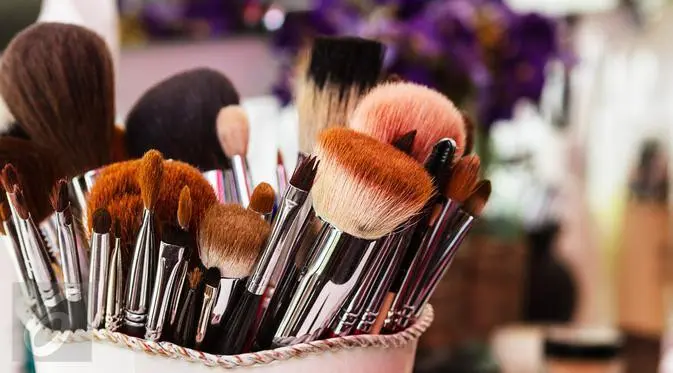 Berikut tujuh jenis kuas makeup dan fungsinya yang belum Anda ketahui. (Foto: iStockphoto)