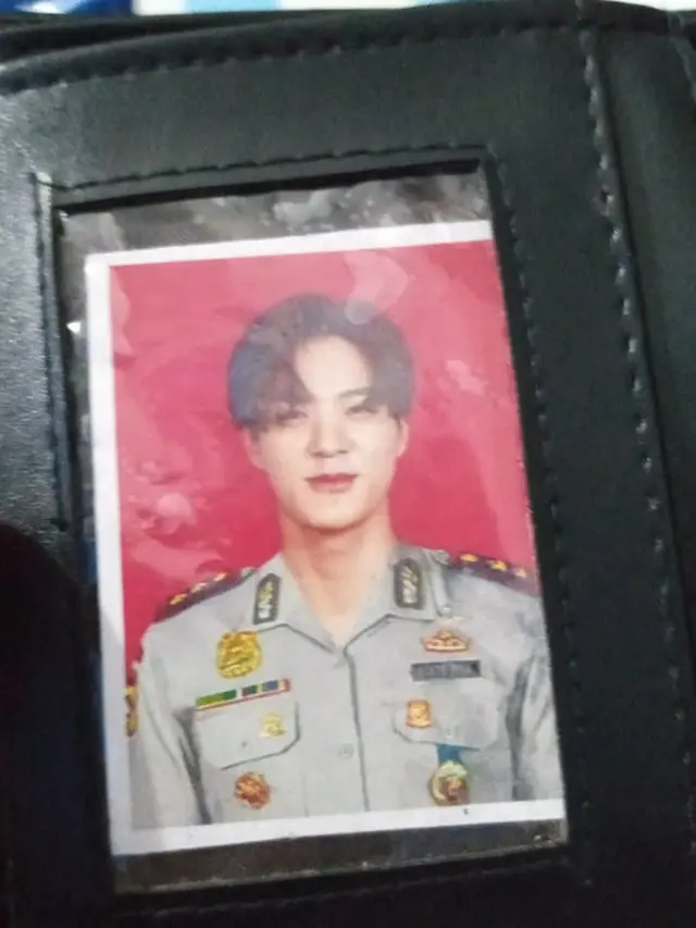 6 Pas Foto di Dompet Ini Nyeleneh Banget, Bikin Heran