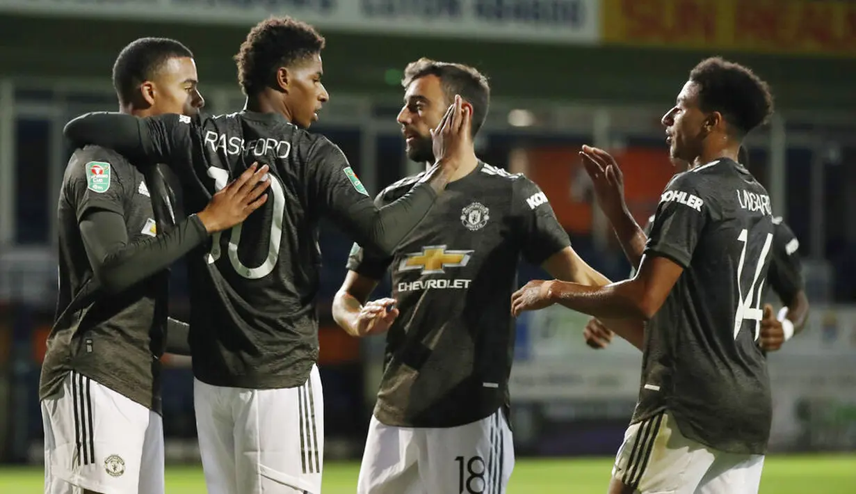 Para pemain Manchester United merayakan gol yang dicetak oleh Marcus Rashford ke gawang Luton Town pada Piala Liga Inggris di Stadion Kenilworth Road, Rabu (23/9/2020). Setan Merah menang dengan skor 3-0. (Nick Potts/Pool via AP)