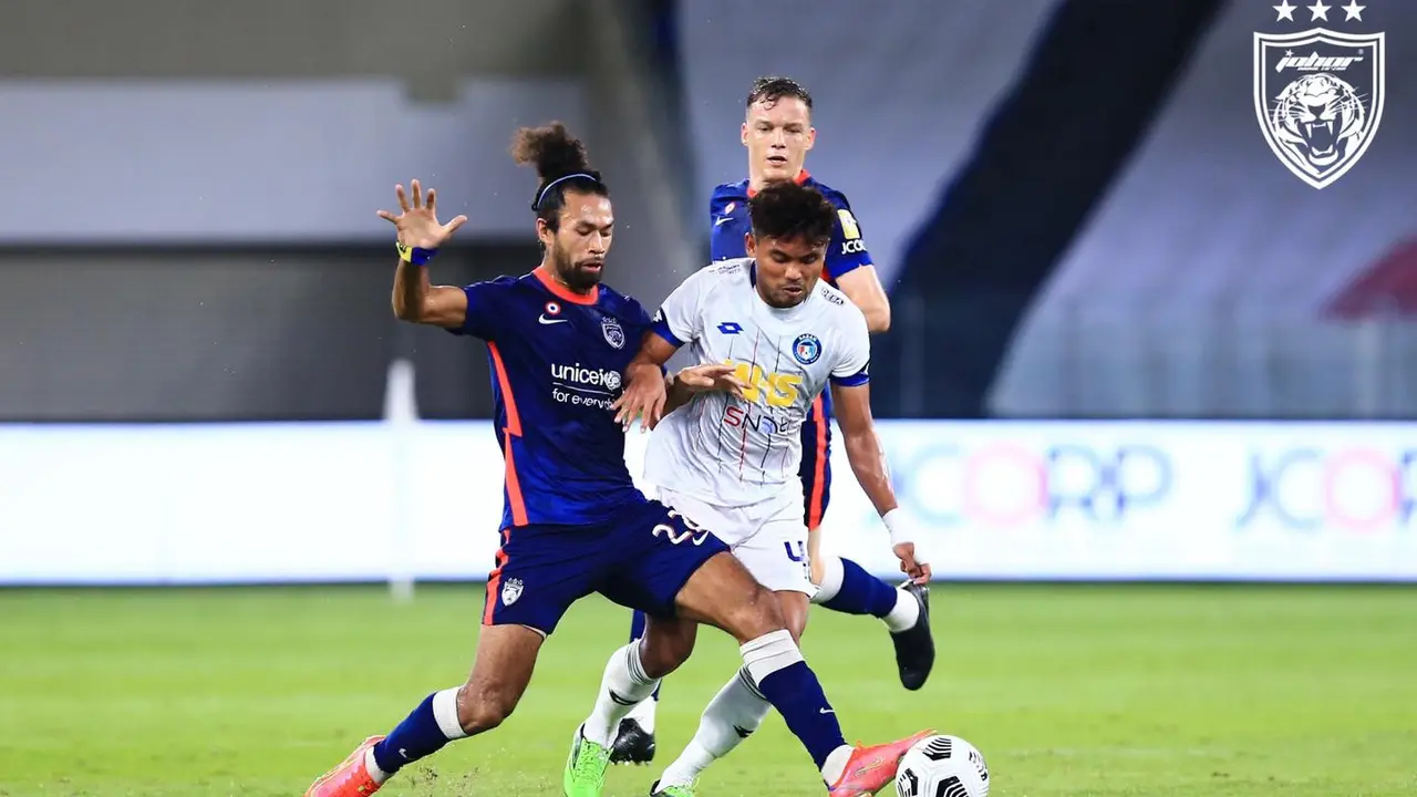Winger Sabah FC, Saddil Ramdani (kanan) ketika dikawal ketat oleh bek Johor Darul Ta'zim (JDT), La'Vere Corbin-Ong.