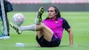 Legenda Barcelona, Juan Pablo Sorin melakukan juggling dalam latihan jelang laga Clash of Legends melawan DRX World Legends di Stadion Utama Gelora Bung Karno (SUGBK), Senayan, Jakarta, Jumat (17/04/2026) sore WIB. (Bola.com/Bagaskara Lazuardi)