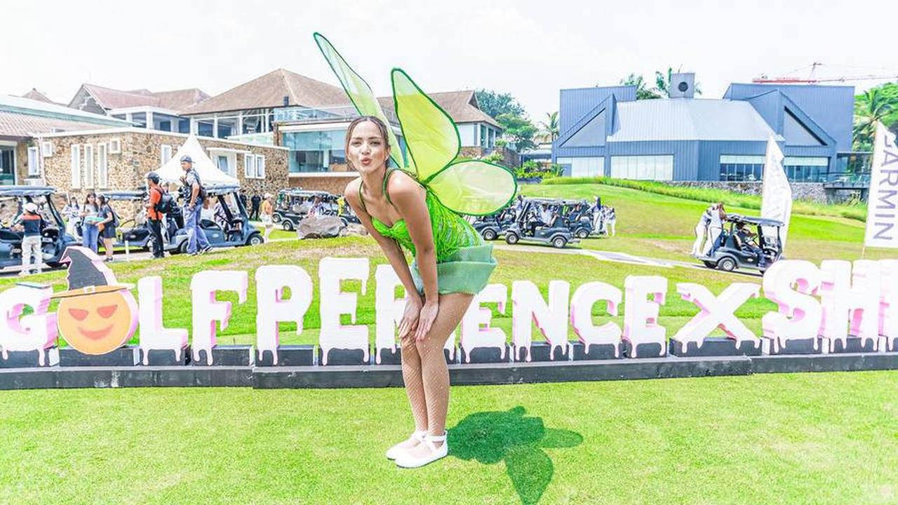 Perayaan Halloween tak hanya tentang kostum horor. Nia Ramadhani memukau sebagai Tinkerbell, si peri kecil.