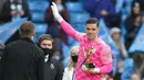 Ederson. Kiper Manchester City berusia 28 tahun ini adalah peraih penghargaan Golden Gloves dua musim terakhir di Premier League. Ia juga mampu membawa Manchester City menjadi finalis Liga Champions musim lalu dan mengantar Argentina di posisi kedua Copa America 2021. (AFP/Pool/Dave Thompson)