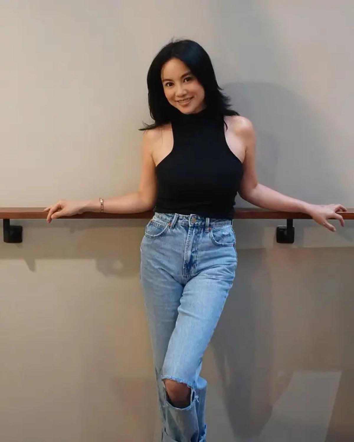6 Gaya Padu Padan Jeans ala Dearly Djoshua, Teman Kondangan Ari Lasso di Resepsi Luna Maya