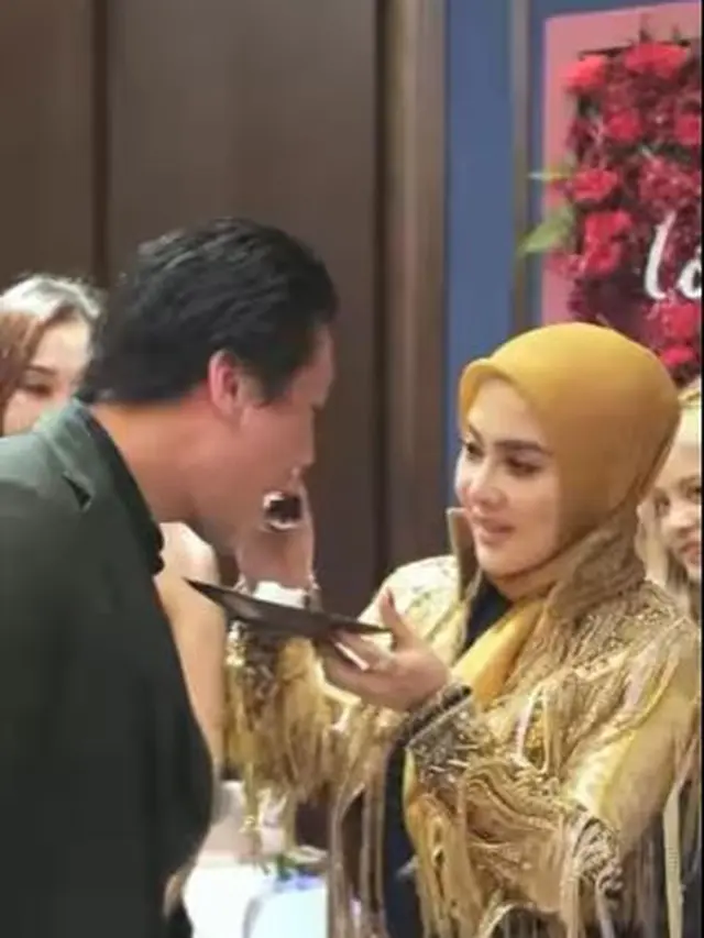 Potongan kue pertama, Syahrini memberikan kepada sang suami, Reino Barack. Terlihat ia juga menyuapinya. (Foto: Instagram/@princessyahrini)
