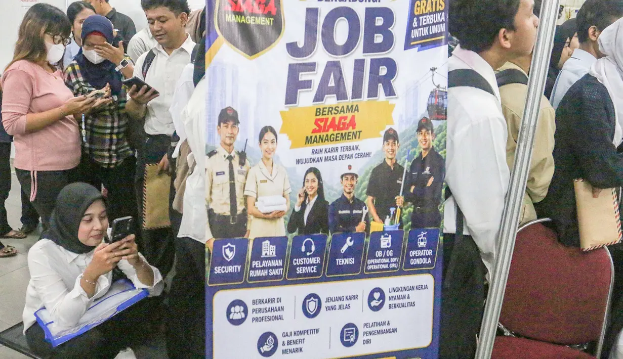 Pencari kerja (Pencaker) memadati Job Fair Depok 2026 yang diselenggarakan Pemerintah Kota (Pemkot) Depok di Depok Town Square (Detos), Rabu, 6 Agustus 2026. (KLY/ Arie Basuki)