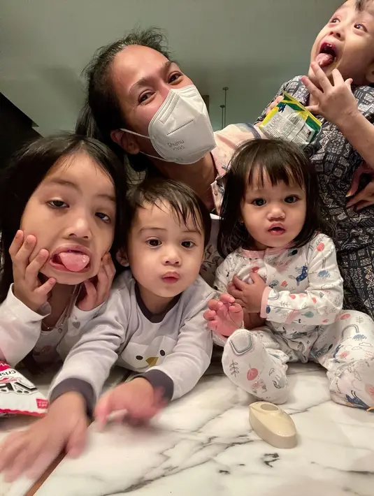 Seleb Gendong Cucu (Instagram/donnaharunofficial)