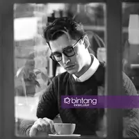 Eksklusif, Satu Dekade Nino Fernandez Berakting. (Fotografer: Bambang E. Ros,  Stylist: Indah Wulansari, Digital Imaging: M. Iqbal Nurfajri, Location : @kopi_kecil, Wardrobe : @minimalstores)