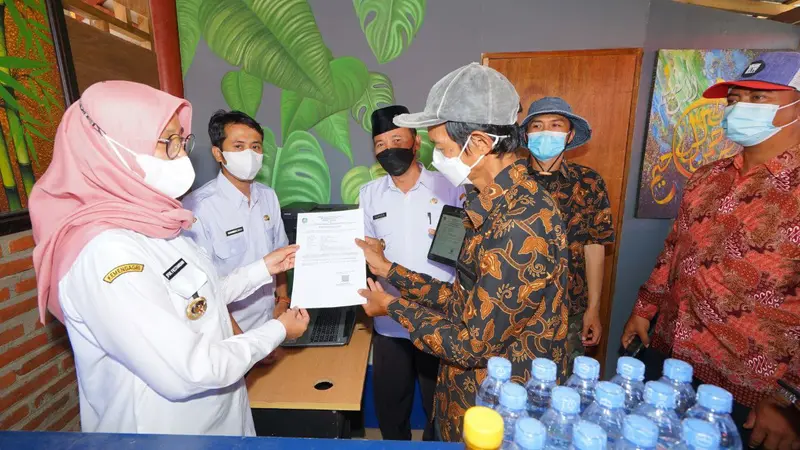 Bupati Banyuwangi Infuk Fiestiandani Mengecek Pelayanan Adminduk Yang Ada di Ruang Publik Embung Kenitu, di Desa Stail, Kecamatan Sempu Banyuwangi. (Istimewa)