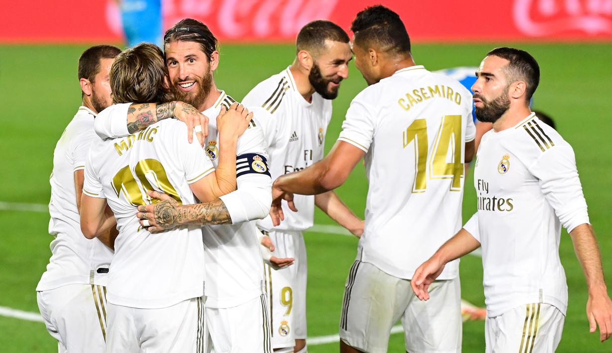 Pemain Real Madrid merayakan gol yang dicetak Karim Benzema ke gawang Valencia pada laga lanjutan La Liga pekan ke-29 di Stadion Alfredo, Stefano, Jumat (19/6/2020) dini hari WIB. Real Madrid menang 3-0 atas Valencia. (AFP/Javier Soriano)
