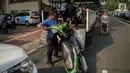 Petugas Dishub mengangkut sepeda motor ke atas truk selama penertiban parkir liar di trotoar kawasan KH Wahid Hasyim, Jakarta, Selasa (1/8). Penertiban dalam rangka Bulan Patuh Trotoar itu untuk mengembalikan fungsi trotoar. (Liputan6.com/Faizal Fanani)