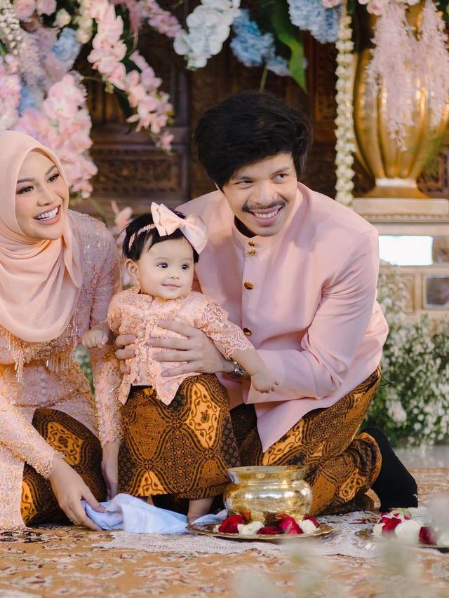 10 Potret Gaya Kompak Aurel Hermansyah dan Ameena Pakai Kebaya Peach saat Tedak Siten