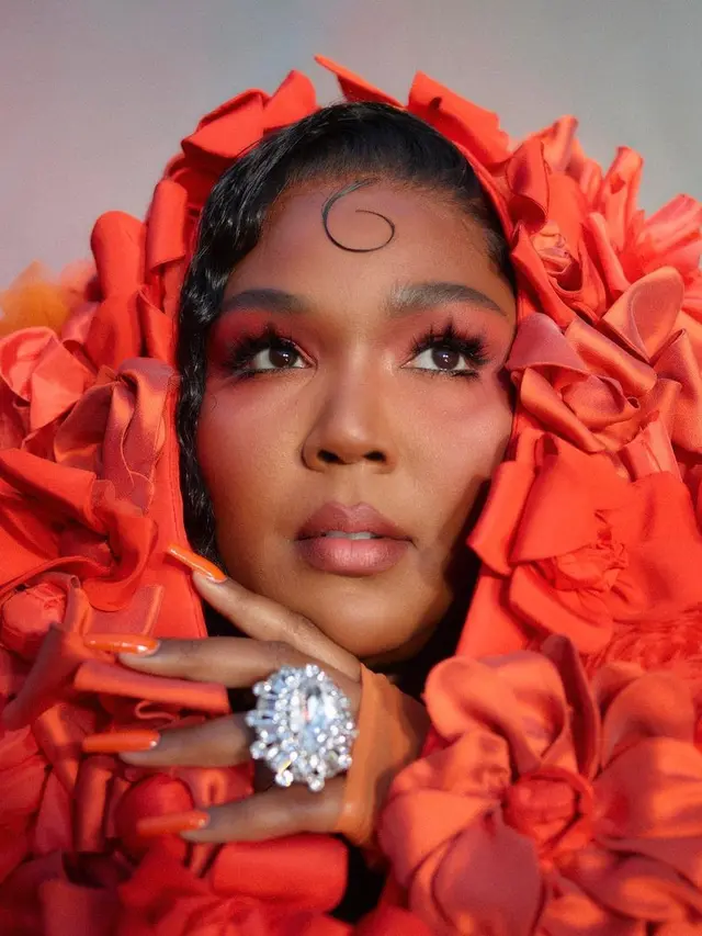 Totalitas, Lizzo Kenakan Jubah Jumbo Berhias Bunga di Grammy Awards 2023