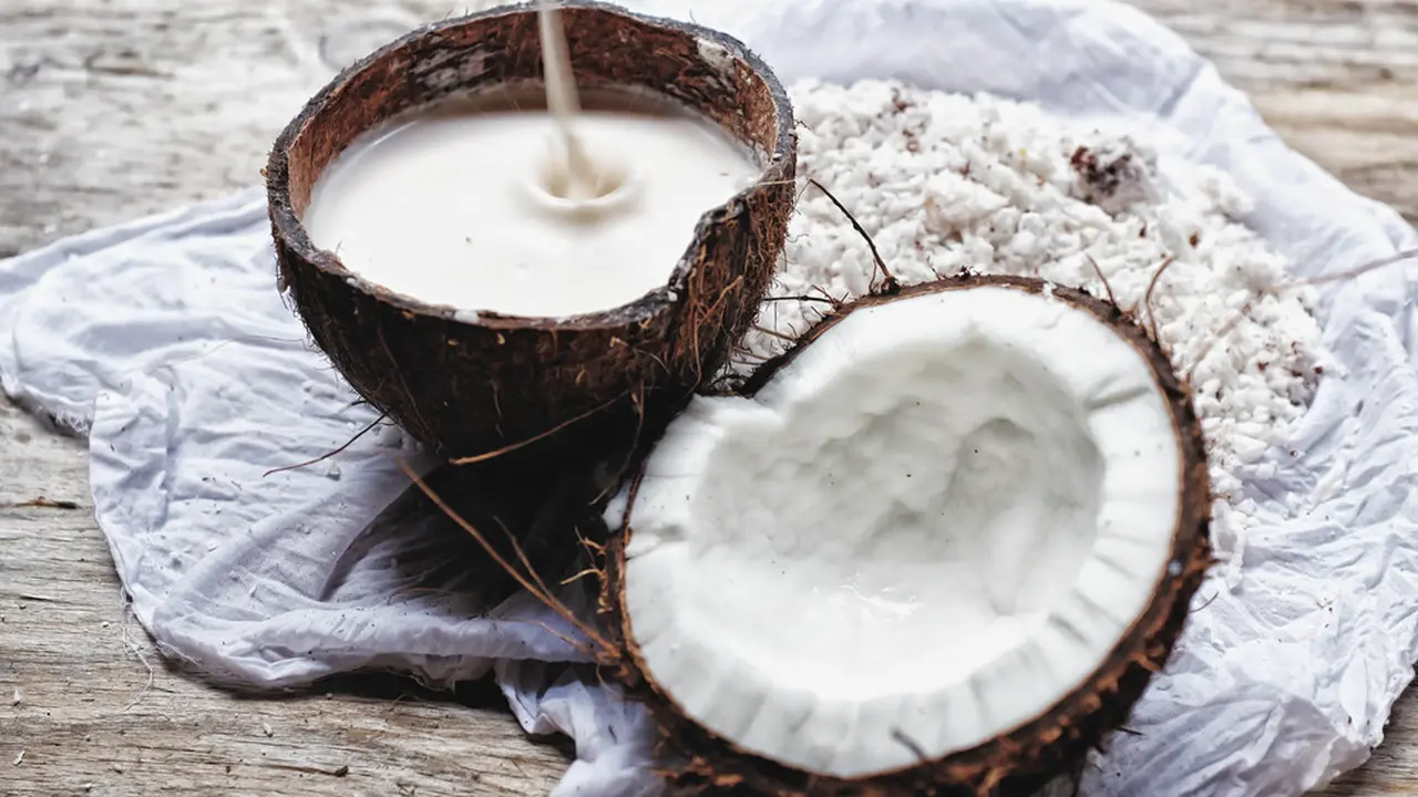 5 Kegunaan Santan Kelapa Untuk Perawatan Rambut