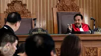 Hakim Tunggal Edi Suprapto menjawab tim kuasa hukum OC Kaligis dalam sidang praperadilan di Pengadilan Jakarta Selatan, Selasa (18/8/2015). Menurut Kaligis penetapannya sebagai tersangka menyalahi aturan.(Liputan6.com/Yoppy Renato)