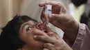 <p>Seorang petugas kesehatan memberikan vaksin polio kepada seorang anak di Karachi, Pakistan, Senin (23/5/2022). Pakistan meluncurkan upaya anti-polio baru pada hari Senin, lebih dari seminggu setelah pejabat mendeteksi kasus ketiga tahun ini di wilayah barat laut negara itu yang berbatasan dengan Afghanistan. (AP Photo/Fareed Khan)</p>