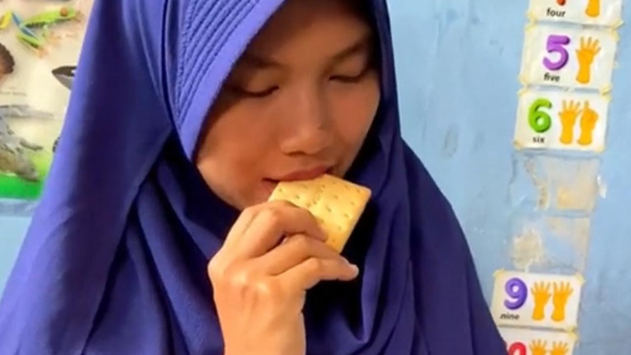 "Nggak nyangka. Iseng sih lihat, penasaran kayaknya tuh enak. Nggak nyangka sampe didatengin ke rumah," ungkap Elen sambil tersenyum bahagia.