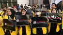 Beberapa mahasiswi dari Badan Eksekutif Mahasiswa Seluruh Indonesia (BEM SI) berunjuk rasa di depan gerbang utama gedung Majelis Permusyawaratan Rakyat (MPR), Dewan Perwakilan Rakyat (DPR), dan Dewan Perwakilan Daerah (DPD) Republik Indonesia, Jakarta, Kamis (4/9/2025). (merdeka.com/Arie Basuki)