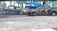 Detik-detik Mengerikan Tabrakan "Adu Banteng" Mobil Polisi dan Sedan