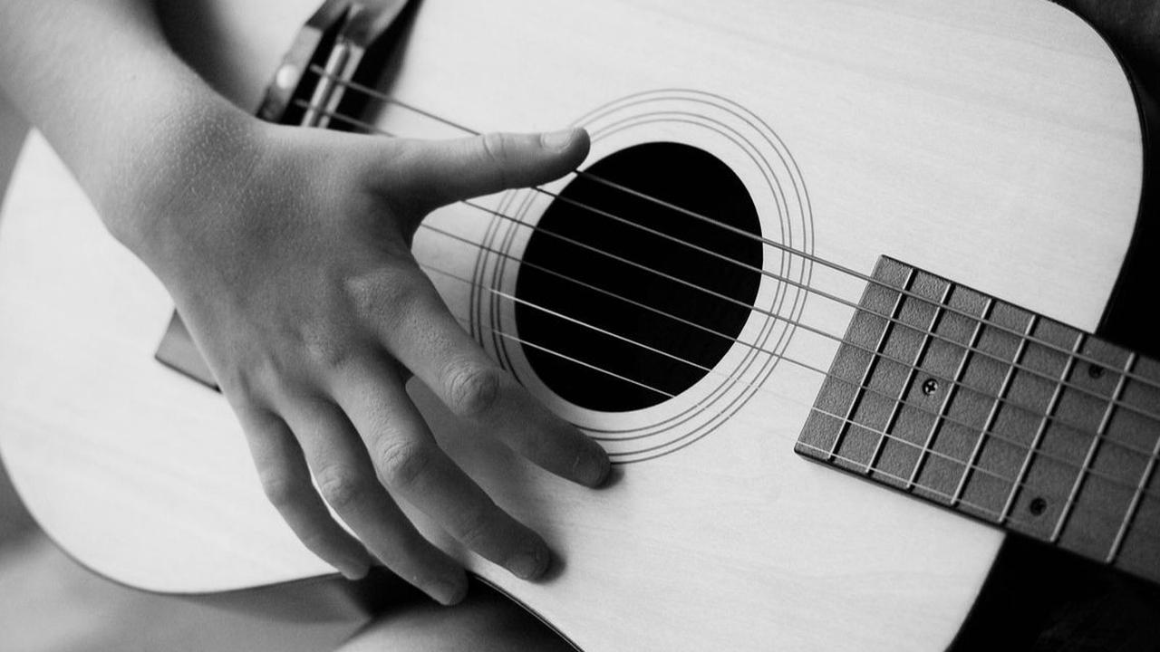 Cara Stem Gitar: Tuner