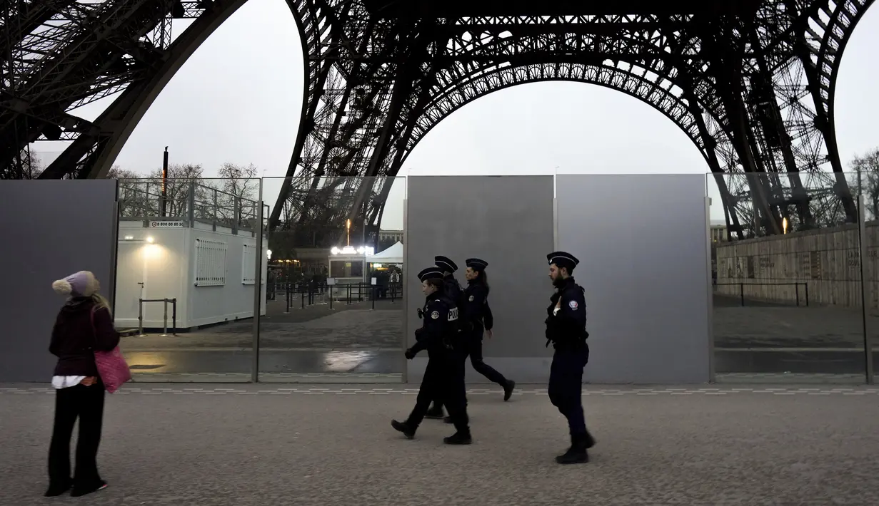 Kurang dari setahun sebelum Olimpiade Paris 2024, dengan upacara pembukaan di dekat sungai Seine, standar keamanan sudah tinggi. (AP Photo/Thibault Camus)