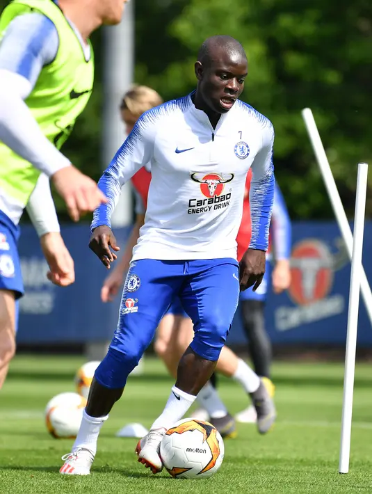 Gelandang Chelsea, N'Golo Kante  menggiring bola saat mengikuti latihan tim di Chelsea Training Ground, di Cobham, Surrey (22/5/2019). Chelsea akan bertanding melawan Arsenal pada babak Final Liga Europa pada 29  Mei di Baki Olimpiya Stadionu. (AFP Photo/Ben Stansall)