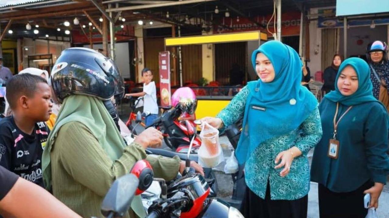 PKK Aceh Barat Bagikan Ratusan Paket Bubur Kanji Rumbi, Eratkan Silaturahim Ramadhan