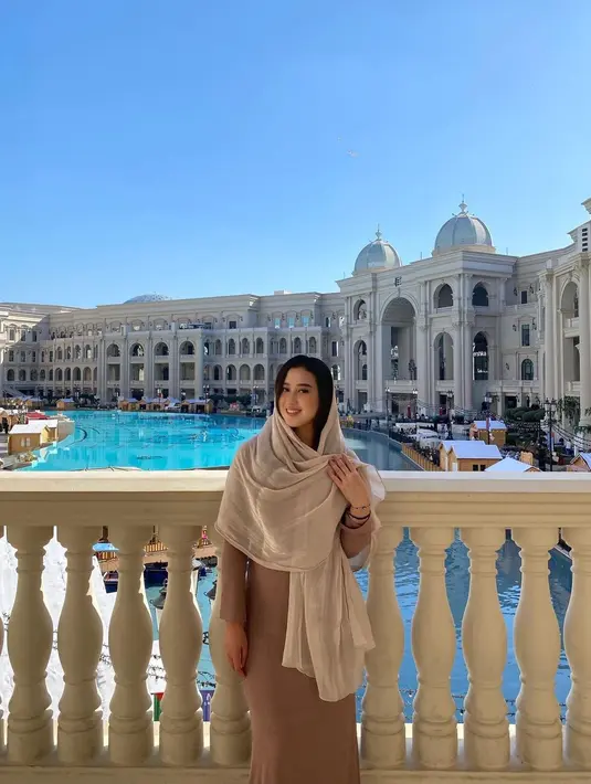 <p>Potret lain memperlihatkan Zahra tampil anggun dalam balutan knit dress warna camel yang dipadukan dengan kerudung warna cream. [@zhrkhansaa]</p>