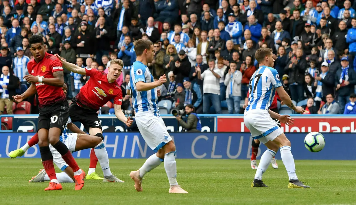Gelandang Manchester United, Scott McTominay (kedua kiri) mencetak gol ke gawang Huddersfield Town pada pekan ke-37 Liga Inggris di John Smith's Stadium, Minggu (5/5/2019). MU gagal ke Liga Champions musim depan setelah ditahan Huddersfield Town 1-1. (Anthony Devlin/PA via AP)