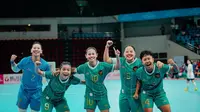 Selebrasi pemin Timnas Futsal Putri Indonesia usai menang 2-1 atas sang tuan rumah, Filipina dalam Timnas Futsal Putri Indonesia di Manila, Rabu (20/11/2024). (Dok. Federasi Futsal Indonesia)