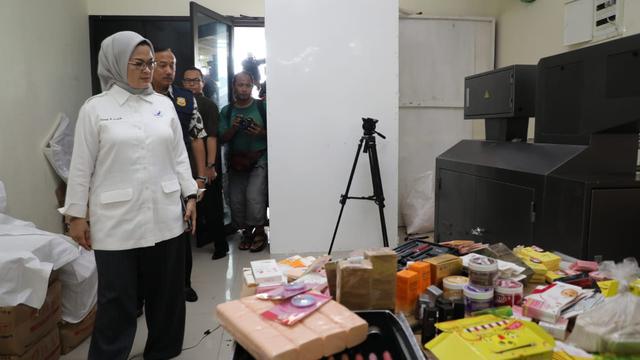 Penggrebekan empat pabrik kosmetik ilegal di Jakarta Barat. (Foto: Humas BPOM)