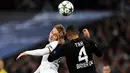 Pemain Tottenham Hotspur, Christian Eriksen, berduel dengan pemain Bayer Leverkusen, Jonathan Tah, dalam laga Grup E Liga Champions di Stadion Wembley, Kamis (3/11/2016) dini hari WIB. (Reuters/Dylan Martinez)