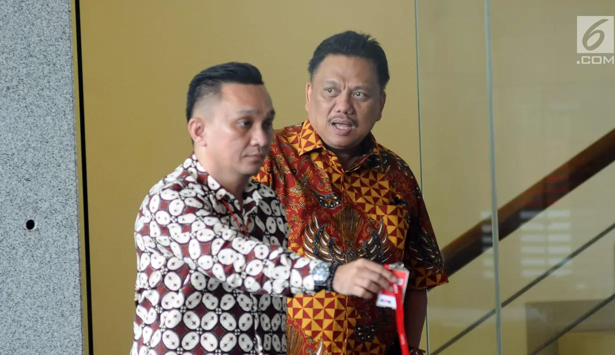 Gubernur Sulawesi Utara Olly Dondokambey (kanan) bersiap meninggalkan gedung KPK usai menjalani pemeriksaan, Jakarta, Selasa (9/1). Olly diperiksa sebagai saksi untuk tersangka Anang Sugiana terkait dugaan korupsi E-KTP. (Liputan6.com/Helmi Fithriansyah)
