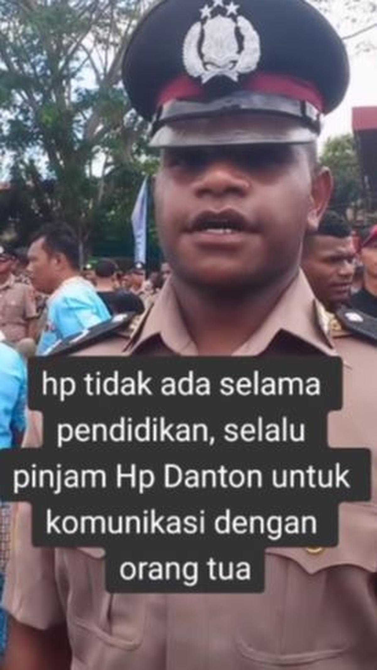 "Kamu ada HP?" tanyanya. <br><br>"Tidak, komandan. Komunikasinya dengan Danton, pinjam," ceritanya.
