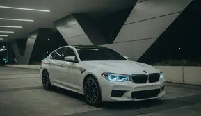 Tak Tega Liat Karyawan Kedinginan, Bos di China Hadiahi Pekerja Mobil BMW