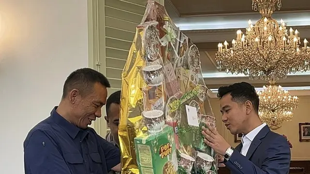 Rismon Sianipar Diberi Parsel dari Gibran Rakabuming Raka