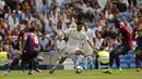 Aksi pemain Real Madrid, Marco Asensio melewati adangan para pemain Levante pada lanjutan La Liga di Santiago Bernabeu stadium, Madrid (9/9/2017). Madrid bermain imbang 1-1. (AP/Francisco Seco)