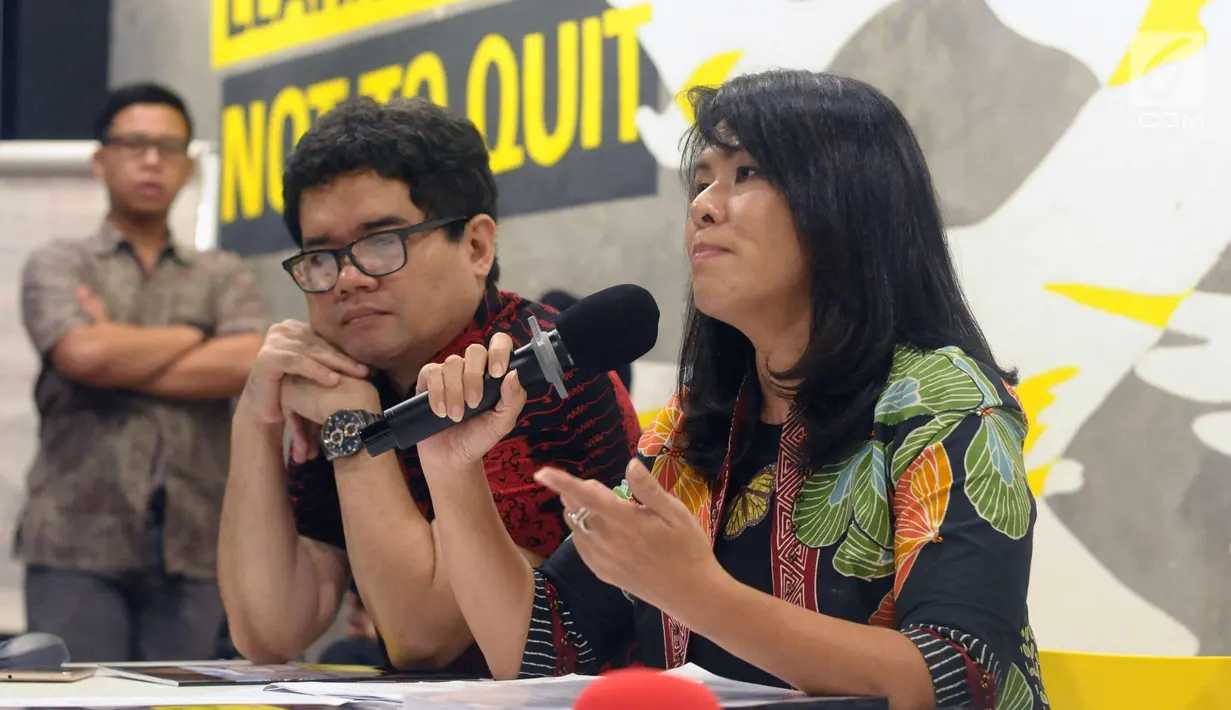 Penasehat hukum Basuki Tjahaja Purnama, Fifi Lety Indra (kanan) memberi keterangan di Jakarta, Kamis (5/4). Amnesty International Indonesia menyesalkan putusan MA yang menolak PK kasus Basuki Tjahaja Purnama. (Liputan6.com/Helmi Fithriansyah)