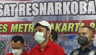 Artis peran Rio Reifan dihadirkan dalam rilis kasus narkoba di Polres Metro Jakarta Pusat, Rabu (21/4/2021). Rio Reifan tertangkap basah ketika polisi menggeledah rumahnya saat memesan sabu melalui ojek online dengan berat 1 gram. (Liputan6com/Herman Zakharia)