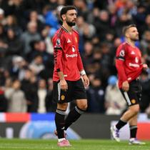 (Kiri-Kanan) Gelandang Manchester United asal Kamerun #19, Bryan Mbeumo, gelandang Manchester United asal Portugal #08, Bruno Fernandes, dan bek Manchester United asal Inggris #23, Luke Shaw, bereaksi setelah Manchester City mencetak gol kedua mereka dalam pertandingan Premier League antara Manchester City dan Manchester United di Stadion Etihad di Manchester, Inggris barat laut, pada 14 September 2025.(Oli SCARFF/AFP)