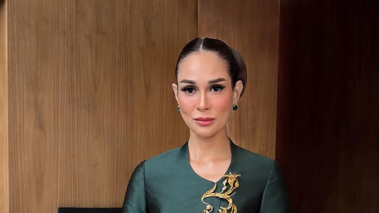 Pesona Elegan Loemongga Haoemasan dalam Balutan Kebaya Hijau Rancangan Hian Tjen