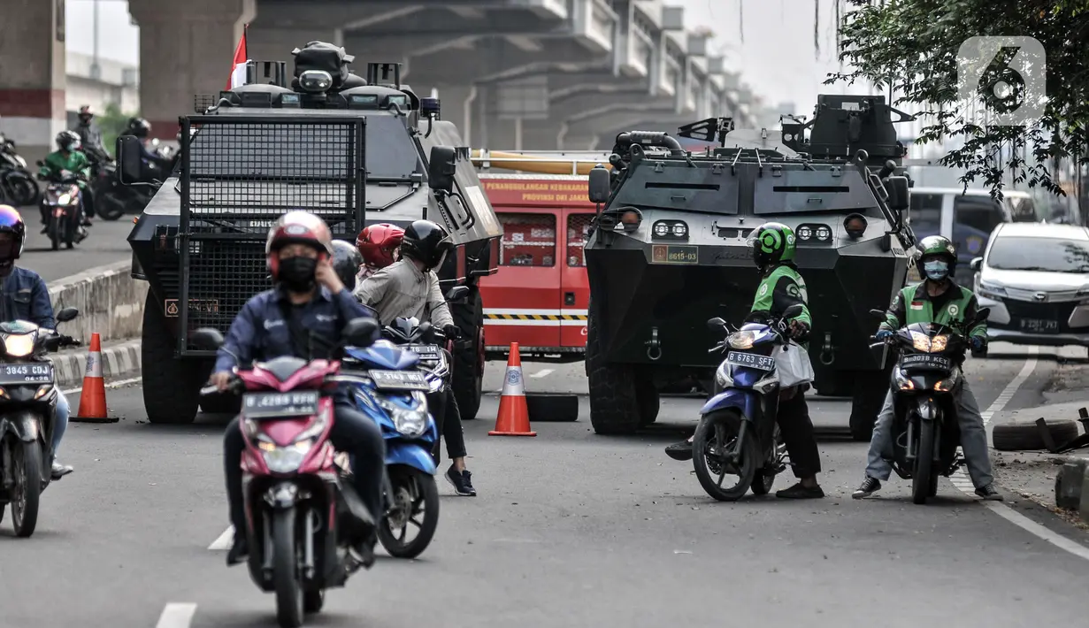 Pengendara sepeda motor memutar arah saat penyekatan PPKM Darurat di kawasan Lampiri, Kalimalang, Jakarta, Senin (5/7/2021). Petugas gabungan mengerahkan kendaraan taktis milik TNI dan Polri untuk menutup Jalan Raya Kalimalang. (merdeka.com/Iqbal S. Nugroho)