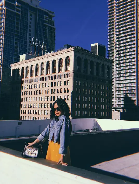 Demi bisa memiliki rambut pendek, Prilly mengaku harus ngumpet-ngumpet pergi ke salon tanpa sepengetahuan mamanya. (Instagram/prillylatuconsina96)