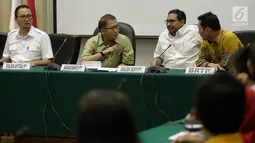 Menkominfo Rudiantara menjelaskan Laporan Persiapan Mudik 2017 di gedung Kemkominfo, Jakarta, Senin (19/6). Pemerintah menyiapakan pemancar Base Transceiver Station (BTS) mobile di titik rawan macet selama mudik lebaran. (Liputan6.com/Faizal Fanani)