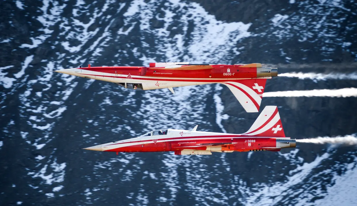 Jet tempur dari "Patrouille Suisse" (patroli Swiss) melakukan atraksi selama demonstrasi penerbangan Angkatan Udara Swiss di Axalp, 10 Oktober 2018. (Photo by Fabrice COFFRINI / AFP)