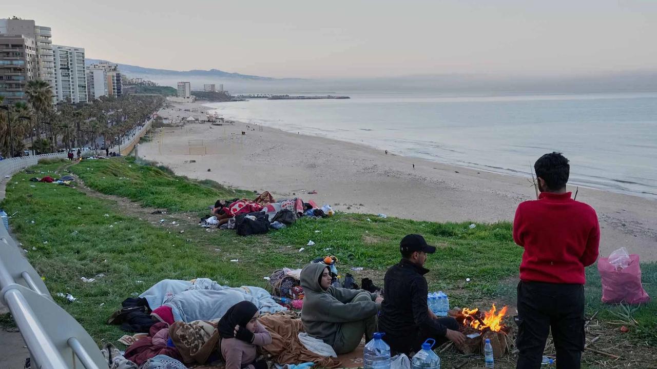 FOTO: Miris! Pengungsi Beirut Bertahan di Tepi Pantai Setelah Serangan Israel